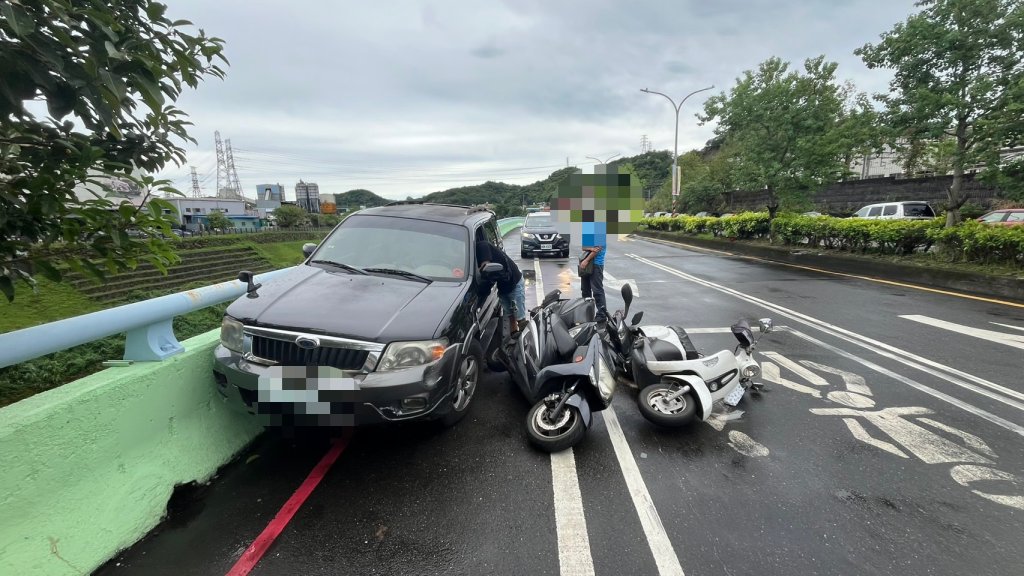 基隆男駕車疑煞車失靈 「凍未條」急撞橋墩減速追撞3機車