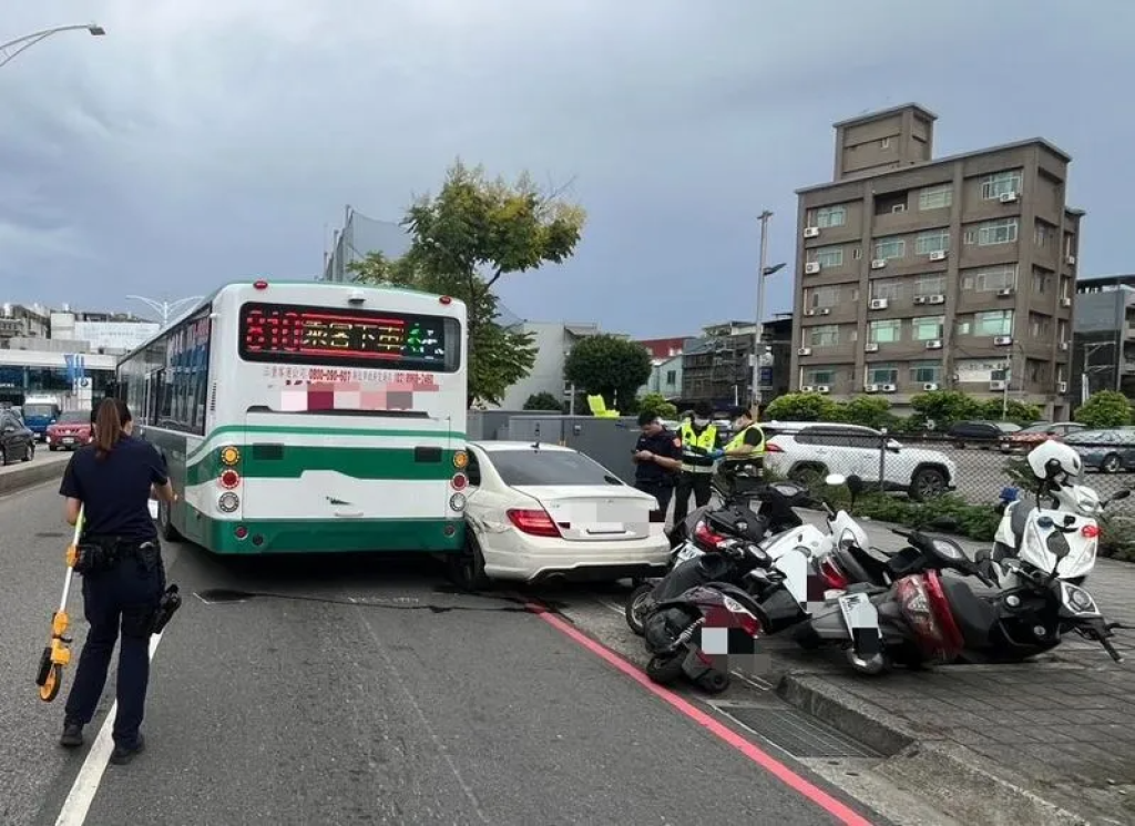 新莊黑絲女疑毒駕 開賓士猛撞2公車波及6機車