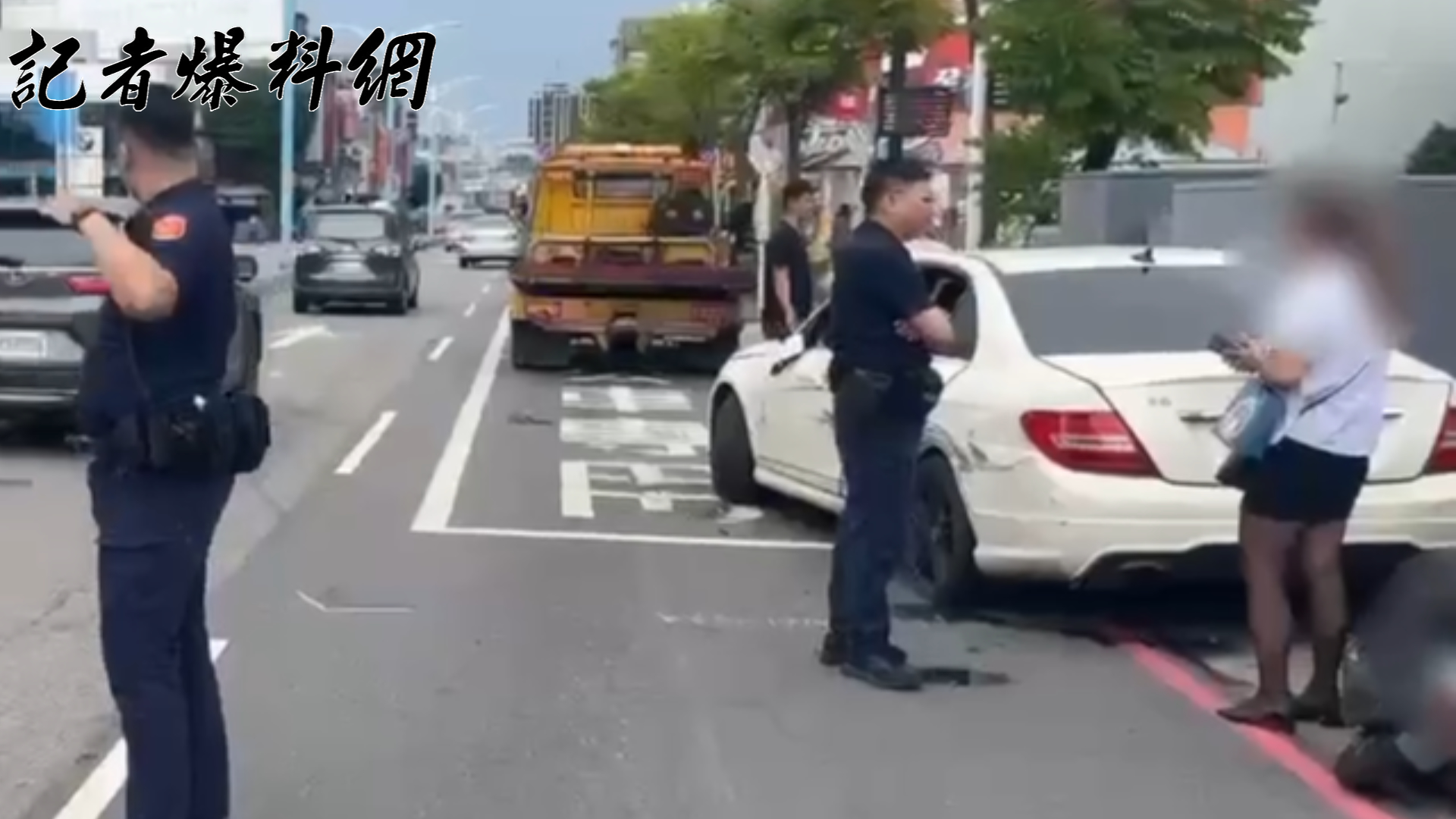 42歲許姓女子(右)駕駛賓士,先後碰撞2部公車,並波及路邊6部機車。
