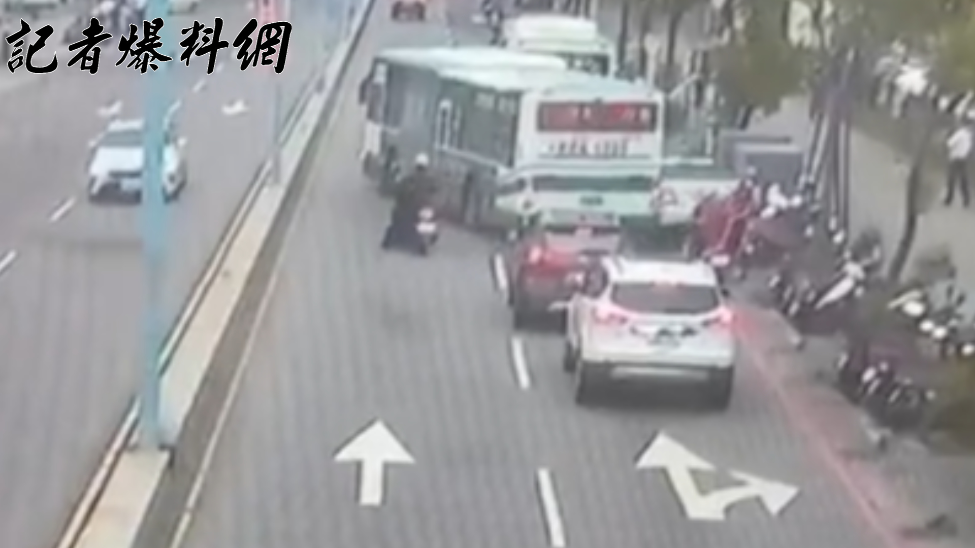 許女先追尾前方公車,慌忙倒車時又猛力撞上後方準備出站的另1輛公車,隨後車輛偏移衝向路肩,撞倒停放在停車格內的6部機車。