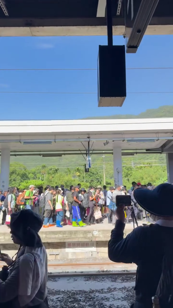 教師節連假不是出遊! 火車站塞爆「鏟子超人」衝花蓮救災