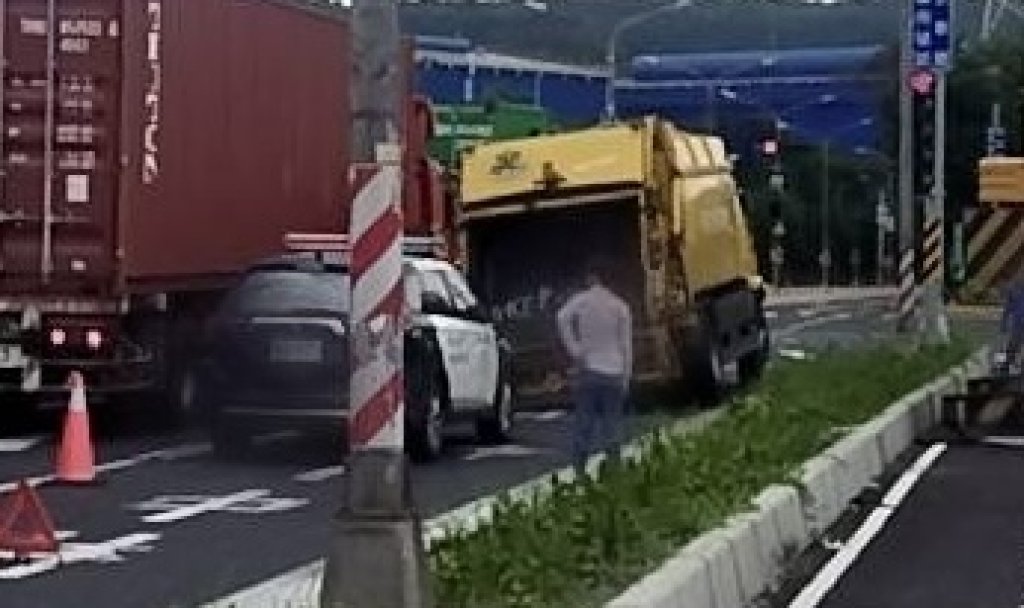 高雄又現天坑!路面突塌「垃圾車受困成苦主」