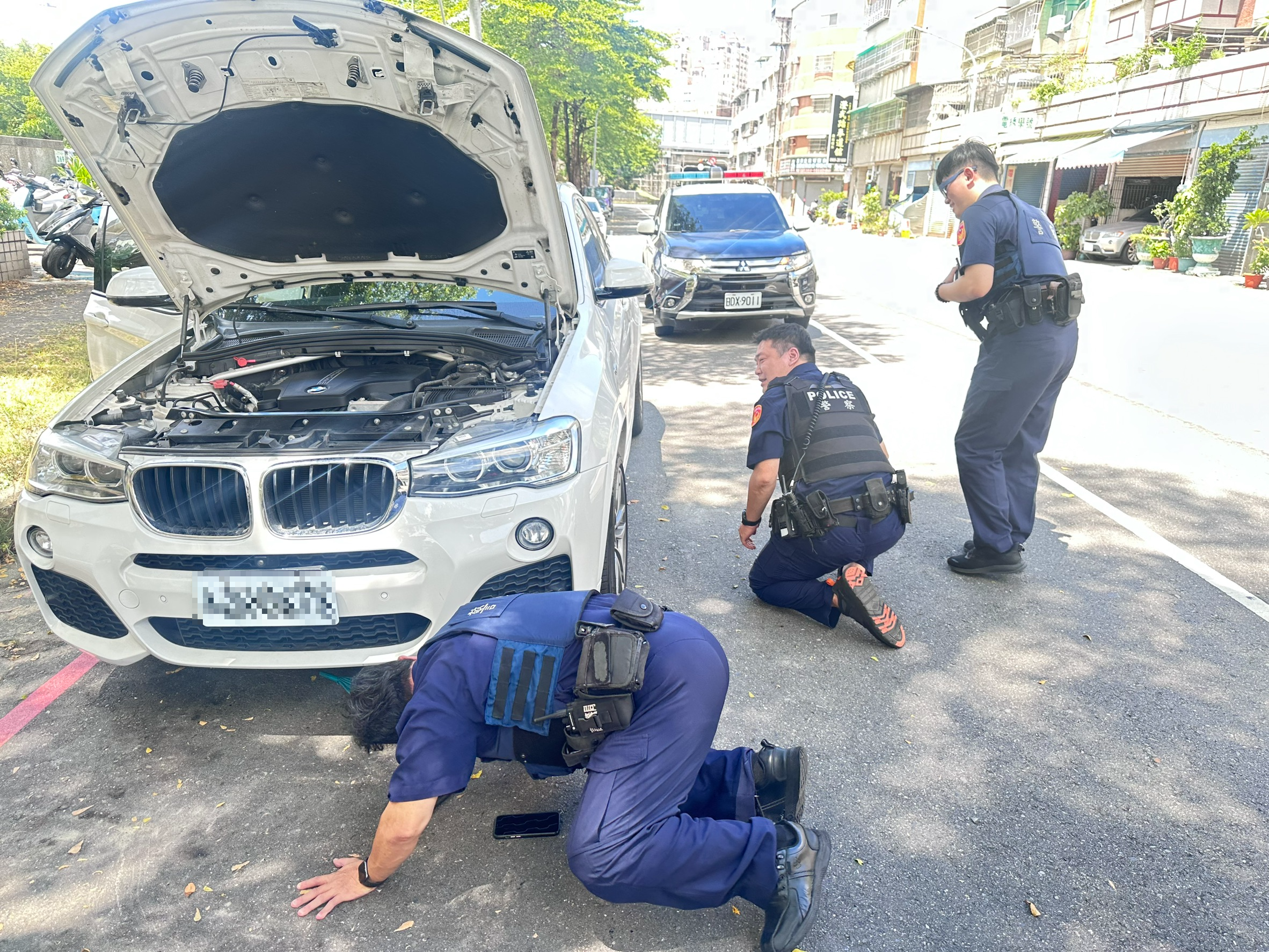 汽車引擎室小貓受困怎麼辦？暖警靠這招成功救援