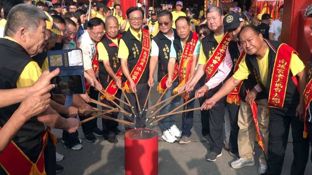 ▲遶境主委林世賢市長主持點燃「起馬炮」,正式展開為期九天八夜的行程,預計行經九個鄉鎮市、遶行近百個角頭。(記者林明佑攝)