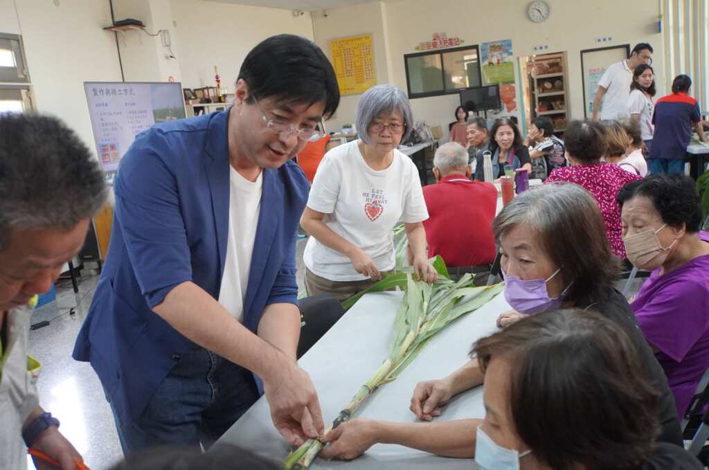 ▲大葉大學許文光老師教民眾做土地公拐。(記者林明佑翻攝)
