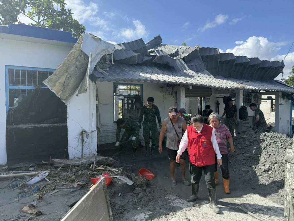 ▲救災工作推進阿陶莫部落災區,縣長徐榛蔚慰問災民溫情送暖。
