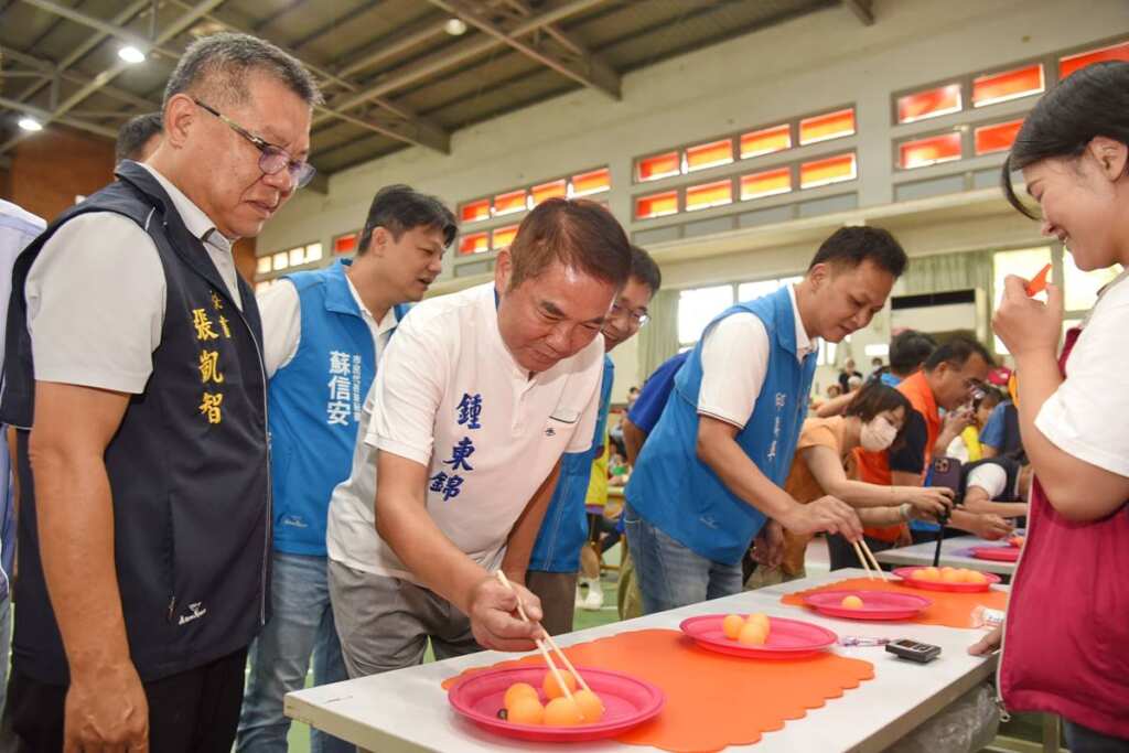 ▲苗栗縣長鍾東錦示範闖關遊戲。