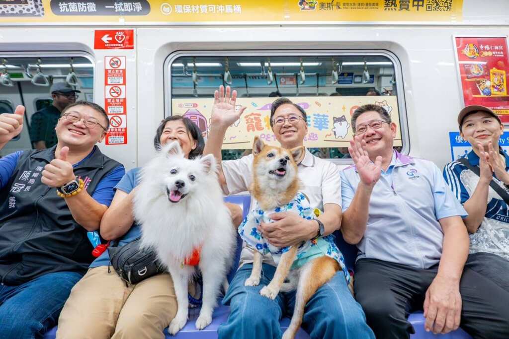 ▲桃園市長張善政與車廂內民眾親切互動。