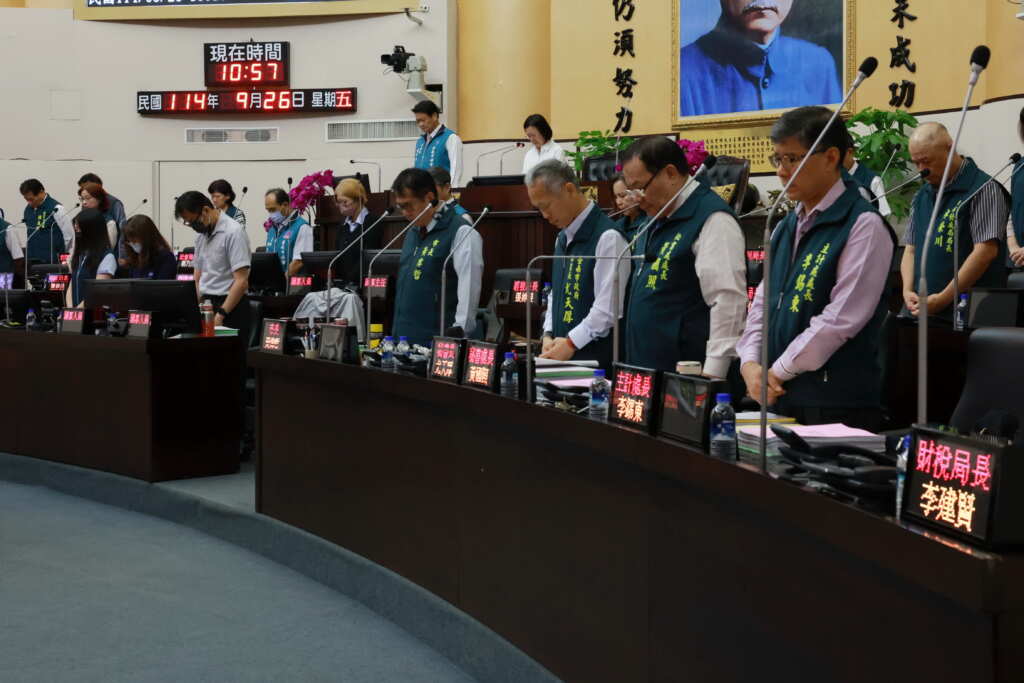 ▲南市議會定期會開幕，府會共同為花蓮災民默哀祈福。