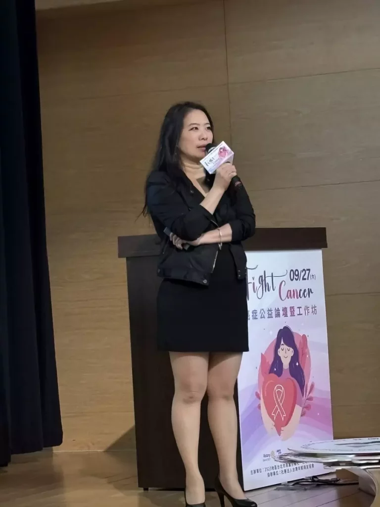 「癌症希望公益論壇」也安排高峰對談，由南鷹扶輪社創社社長周育瑾擔任主持人，南鷹生技衛星社創社主席陳孟專博士與來自醫療、產業、心理照護及病友組織的專家學者，針對如何從醫療創新、社會支持、產業協作等角度「打造癌症友善生態系」，展開深度對談。