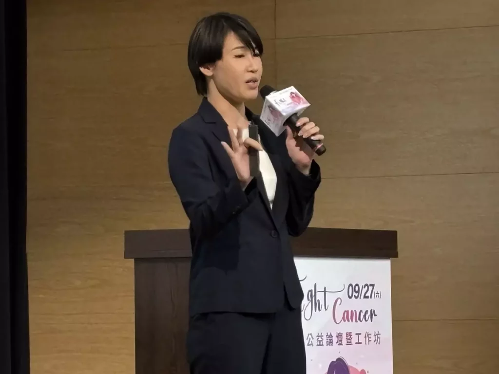 癌症公益論壇特別邀請台灣年輕病友協會理事長潘怡伶，親自分享「我的抗癌日記」，以自身經歷訴說真實心路歷程，讓癌友與家屬在彼此共鳴中獲得力量。