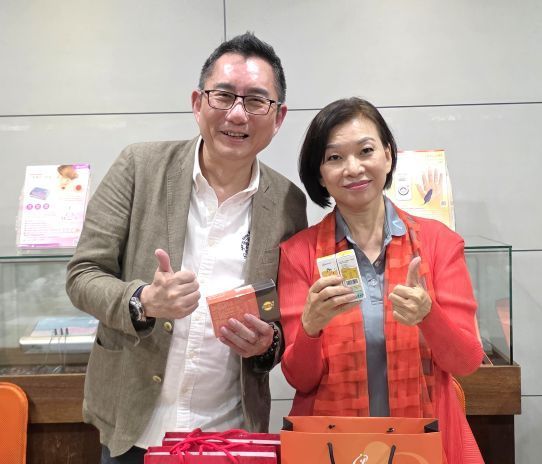 臺中市東海大學校友會理事長邱于珊(右)與智順科技董事長江志成(左)互贈禮品。 台... 臺中市東海大學校友會理事長邱于珊(右)與智順科技董事長江志成(左)互贈禮品。 台...