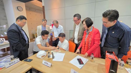 校友們好奇圍觀電子針灸儀診療的操作方式及效率與精準度。 台中市東海大學校友會/提... 校友們好奇圍觀電子針灸儀診療的操作方式及效率與精準度。 台中市東海大學校友會/提...