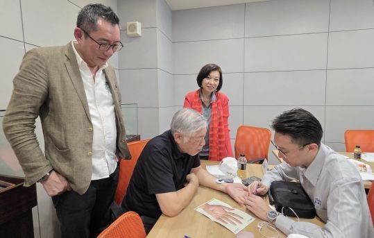 與會校友在智順科技董事長江志成(左一)協助下體驗電子針灸儀診療的效率與精準度。 ... 與會校友在智順科技董事長江志成(左一)協助下體驗電子針灸儀診療的效率與精準度。 ...