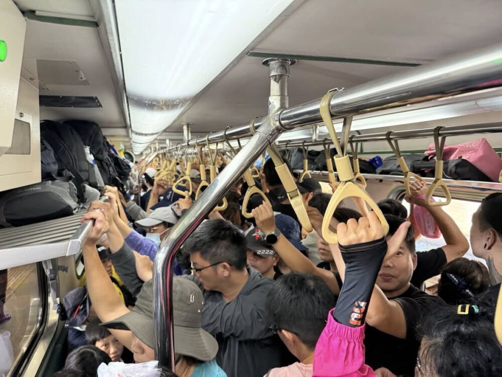 災後連假首日光復湧進「鏟子超人」畫面曝 花蓮縣府籲改道台11線 212 災後連假首日光復湧進「鏟子超人」畫面曝 花蓮縣府籲改道台11線 211