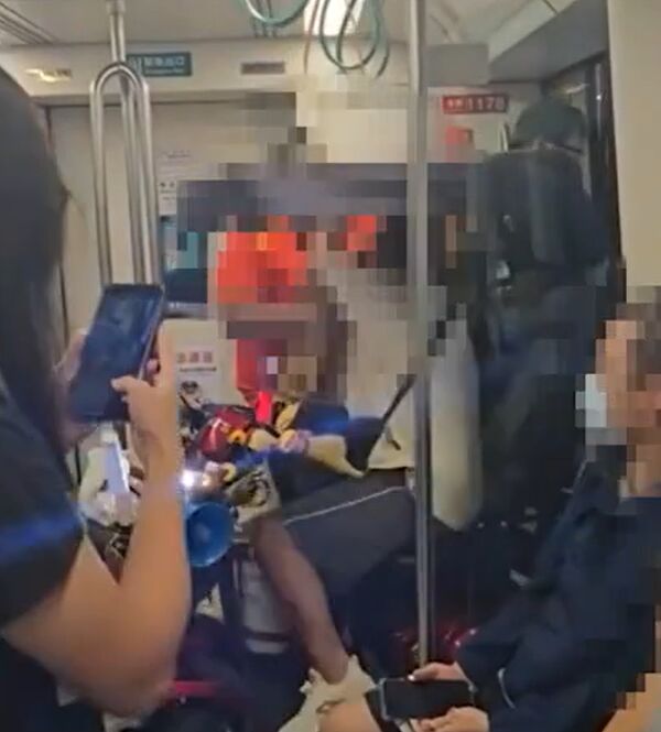 身障男搭高捷出車廂喊「借過」 壯碩哥理智線斷裂暴怒狂扁他 206 身障男搭高捷出車廂喊「借過」 壯碩哥理智線斷裂暴怒狂扁他 205