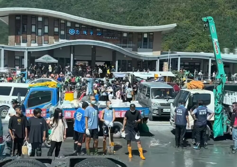 災後連假首日光復湧進「鏟子超人」畫面曝 花蓮縣府籲改道台11線 214 災後連假首日光復湧進「鏟子超人」畫面曝 花蓮縣府籲改道台11線 213