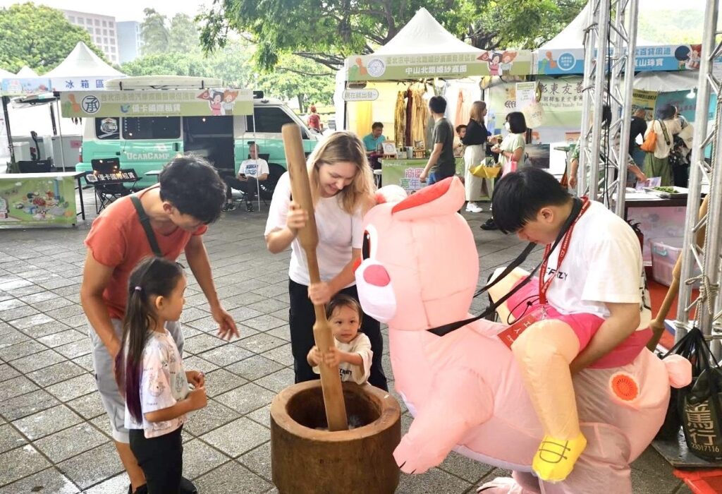 2024商圈嘉年華趣味搗麻糬活動吸引異國旅客前來體驗。(圖/臺北市商業處 提供)