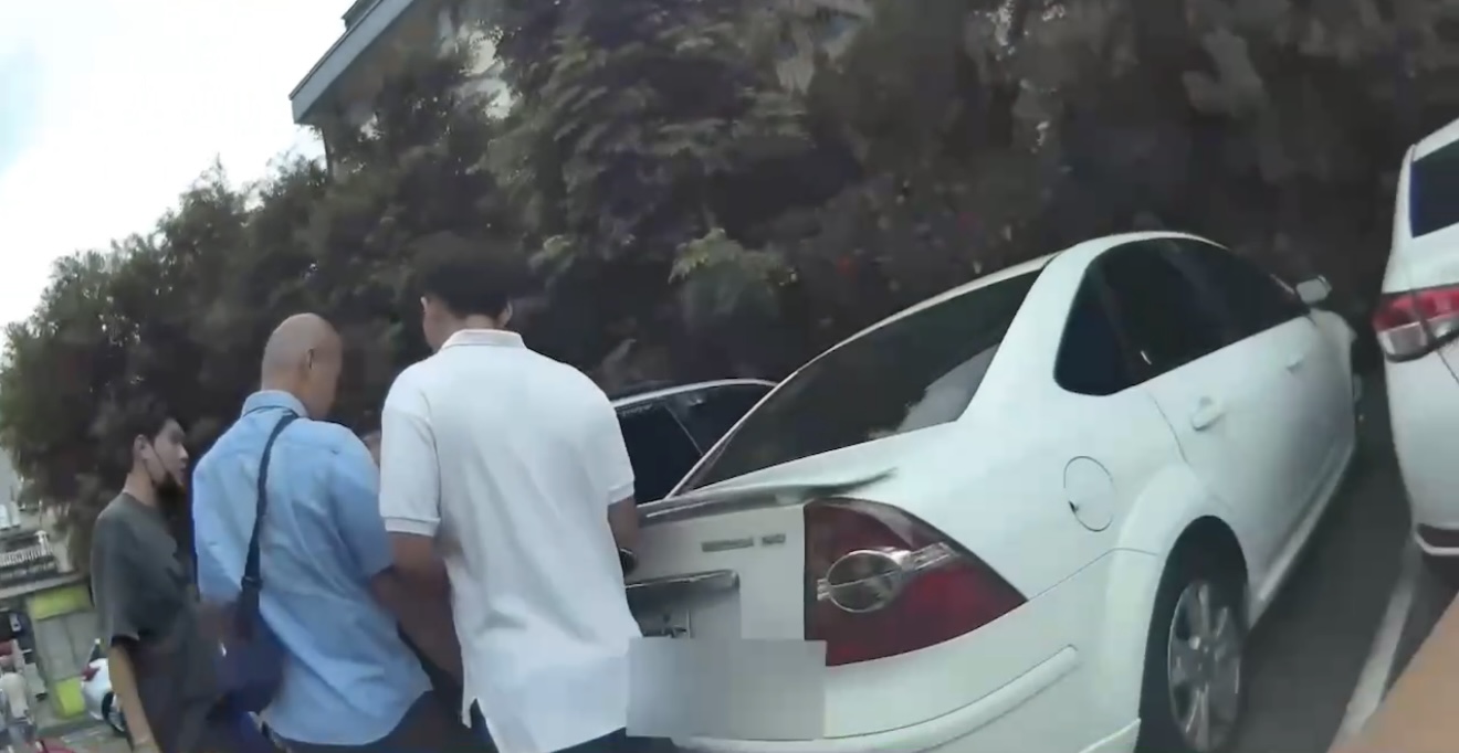中正二警逮捕蔡姓男車手畫面。(圖/記者 張泓笙翻攝)