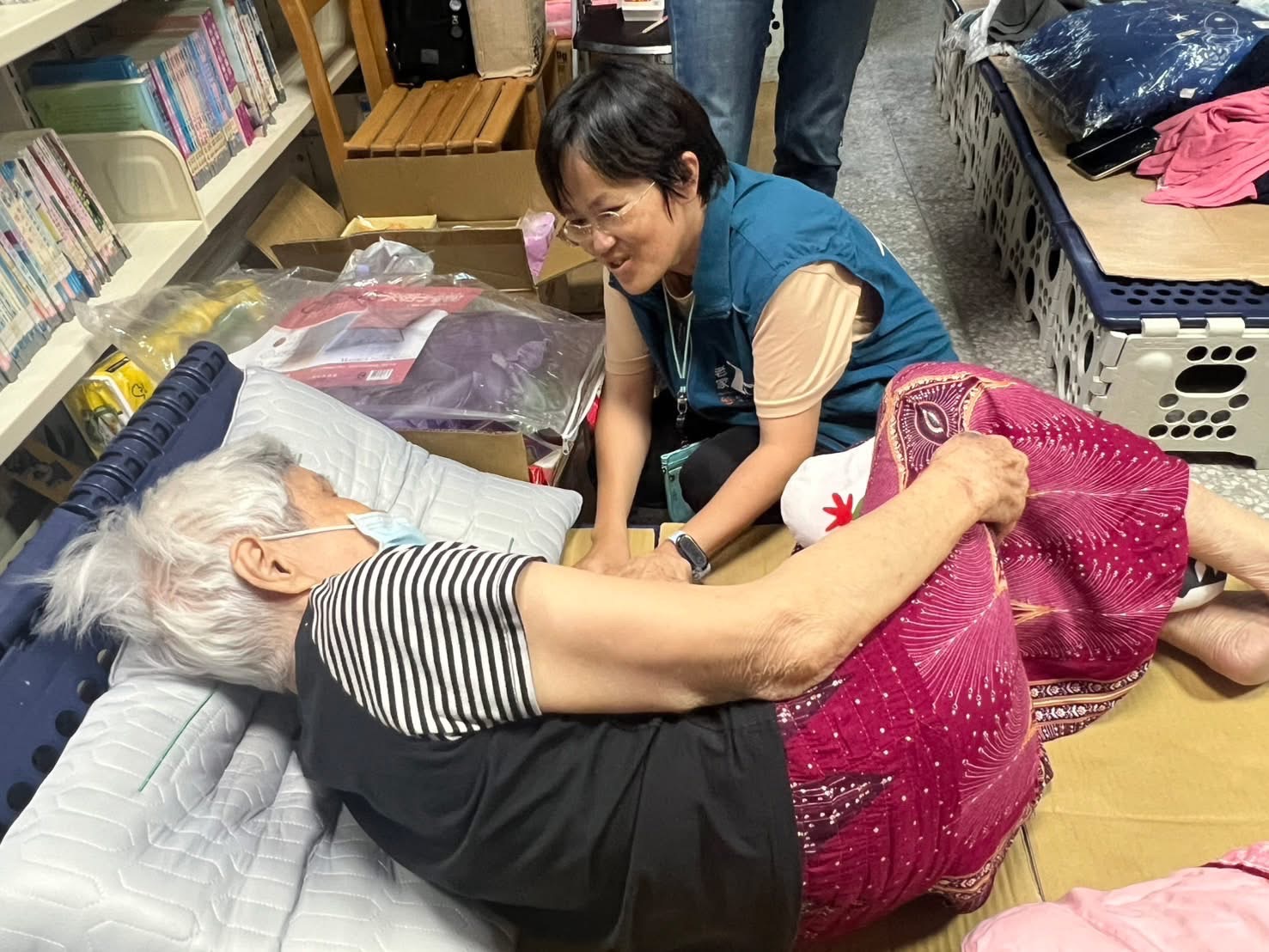 社工貼心陪伴受災長者,蹲下身傾聽,讓災後不只是一份物資,更有心靈的支持。(圖/記者張家燁翻攝)