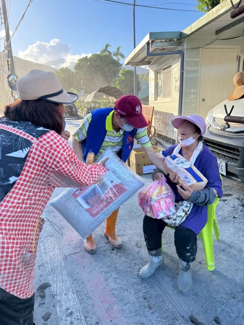 志工把毛毯與日常用品親手交到災民手上,讓受災者安心感受到「有人陪伴」。(圖/記者張家燁翻攝)