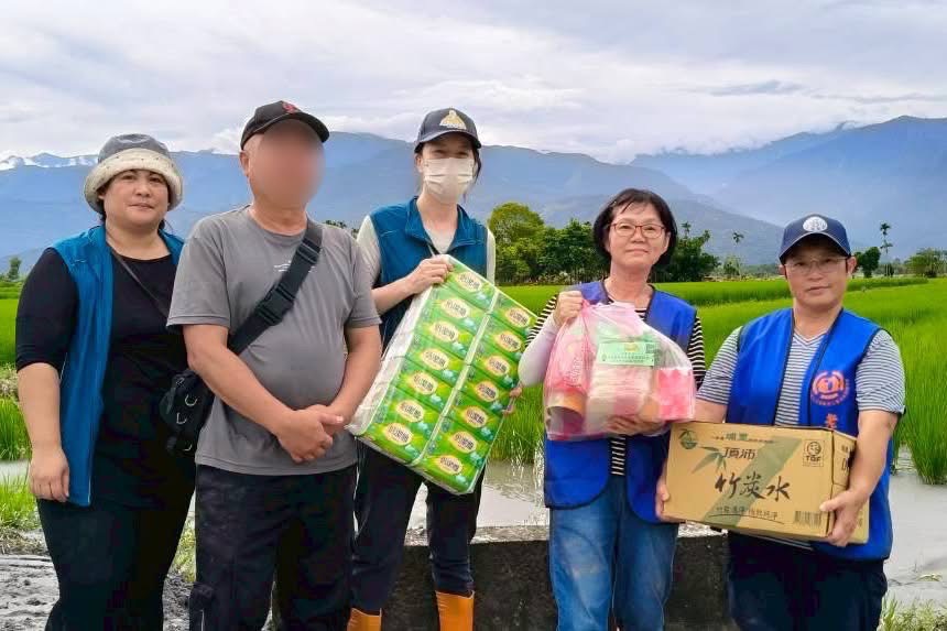志工將乾糧、飲水及生活用品送到災區農戶,傳遞社會溫暖與支持。(圖/記者張家燁翻攝)