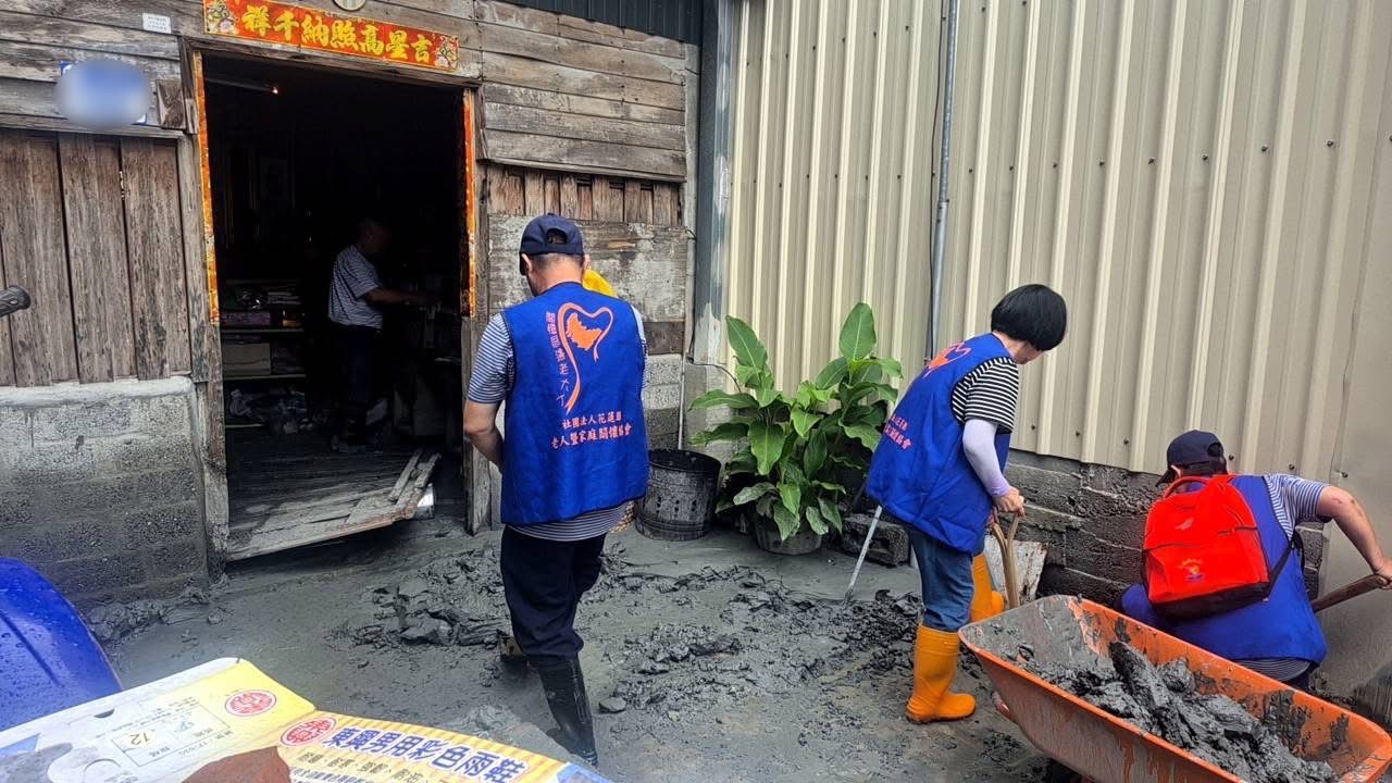 志工揮汗鏟泥,協助受災住戶清理家園,把泥濘一步步鏟除,為重建踏出第一步。(圖/記者張家燁翻攝)