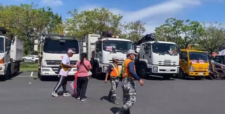 ▲支援花蓮光復救災宜蘭八鄉鎮清潔隊人車在宜蘭運動公園集結。
