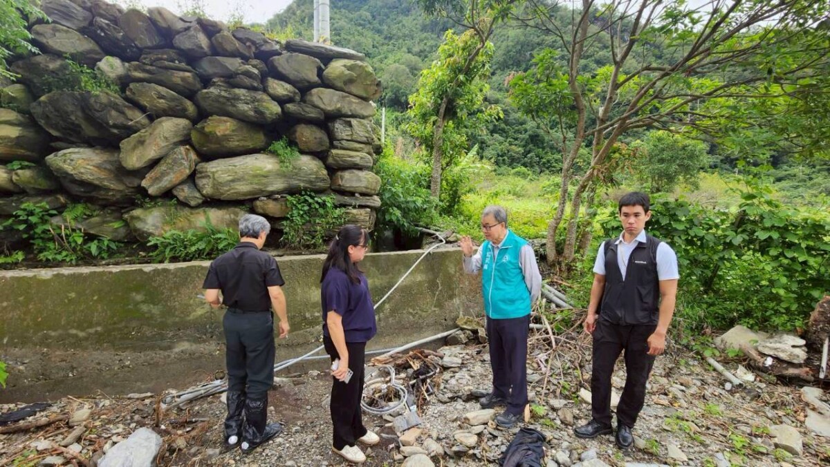 ▲教育部長鄭英耀實地勘查海端鄉初來國小新武分校受損狀況