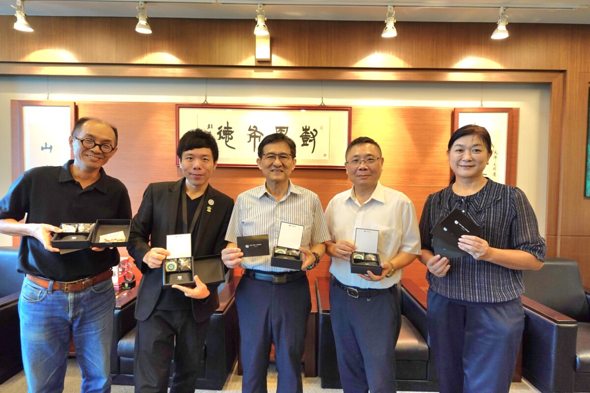 ▲樹德科大王昭雄校長（中）、宋鴻麒研發長（左一）、人事主任陳協勝（右二）代表收贈教師節贈禮，並肯定校友會的用心讓教師們深切感受到被珍惜的力量，也象徵著教育成果的延續。