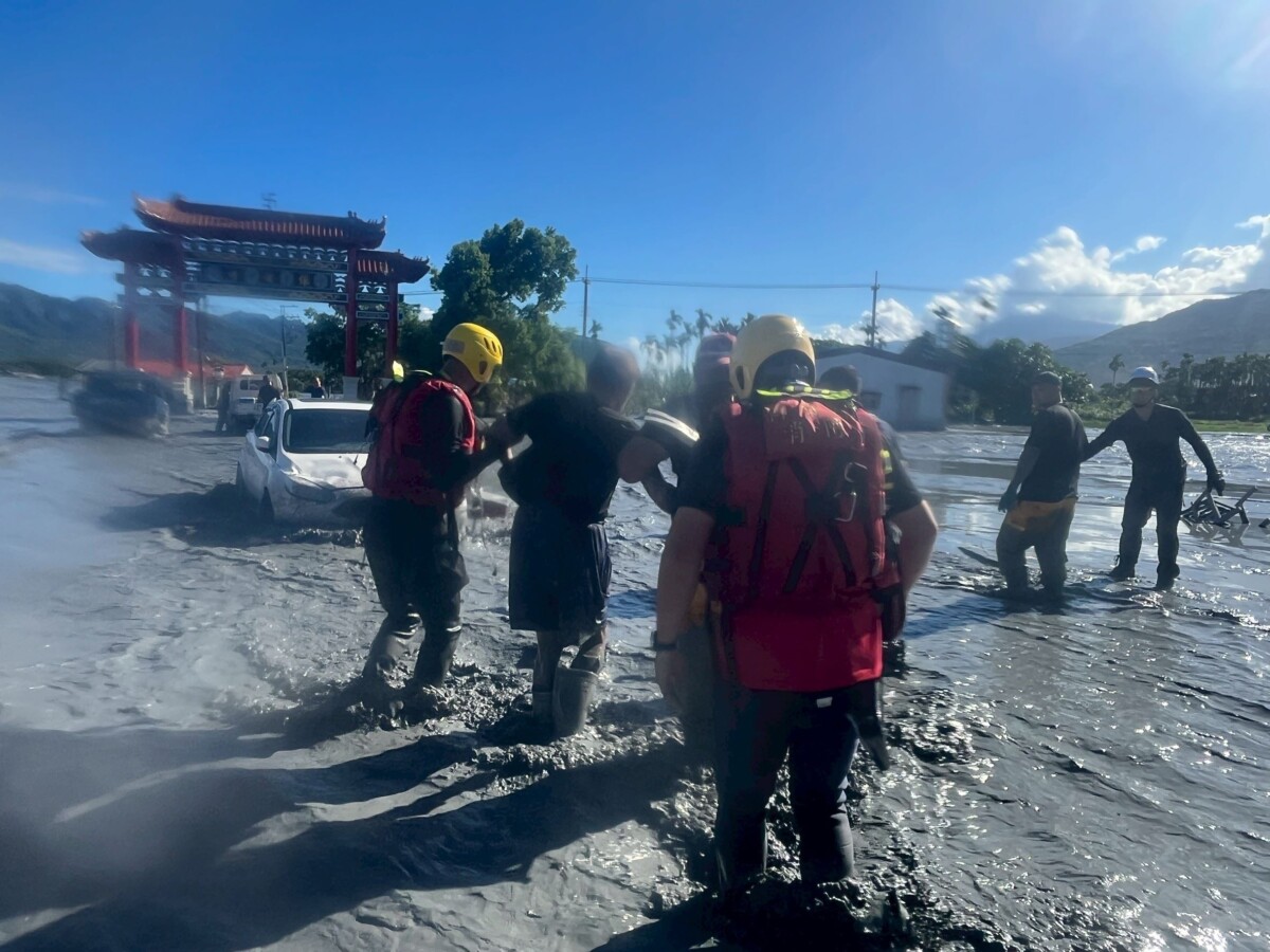 ▲新竹縣消防局全力投入花蓮救災,協助災民重建家園,展現跨縣市緊急應變行動力。
