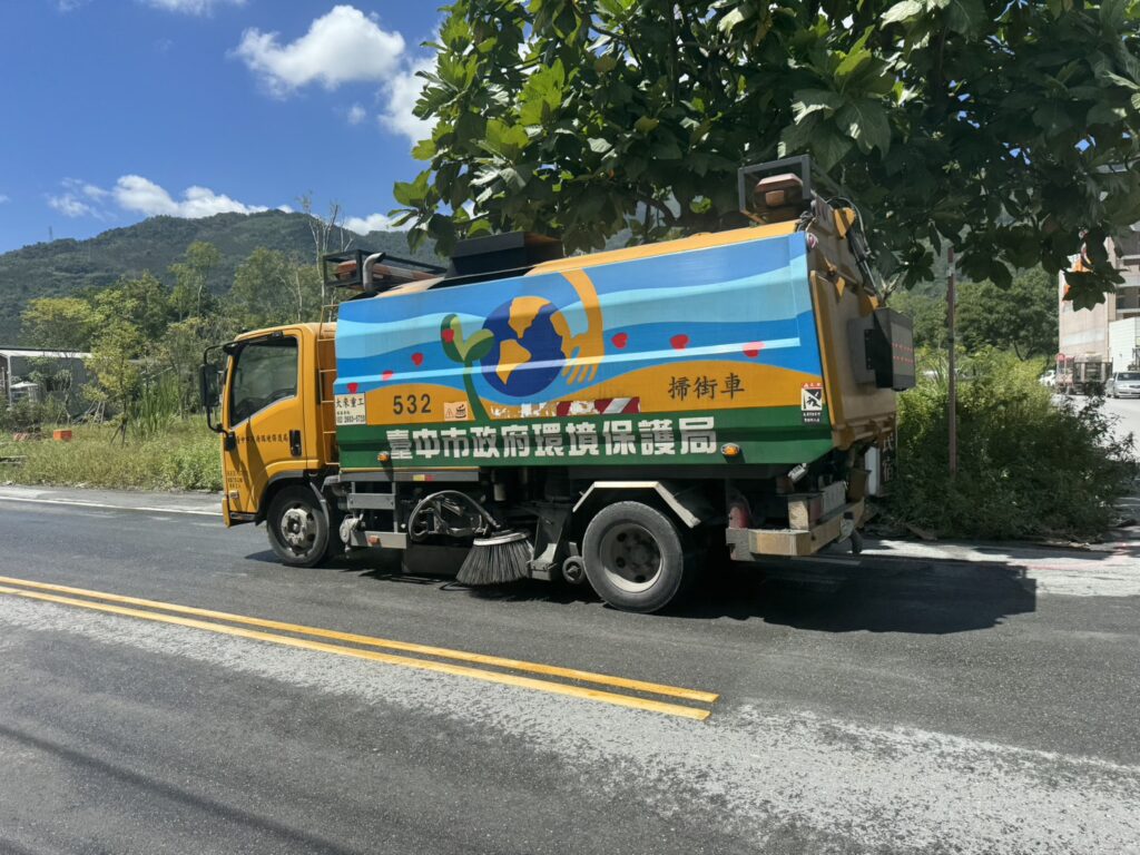 哪裡有需要台中隊就在哪裡 中市環保局、建設局火速馳援花蓮災區 2 %E4%B8%AD%E5%B8%82%E9%A6%B3%E6%8F%B4%E8%8A%B1%E8%93%AE%E6%8E%83%E8%A1%97%E5%B7%A5%E4%BD%9C