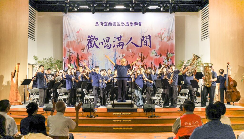 簡文秀返鄉獻唱「奇異恩典」 慈濟宜蘭園區「歡唱滿人間」中秋夜嗨翻千人 20 S 30892303