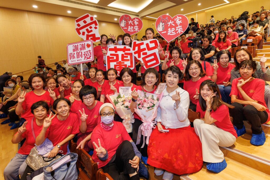 簡文秀返鄉獻唱「奇異恩典」 慈濟宜蘭園區「歡唱滿人間」中秋夜嗨翻千人 21 S 30892268