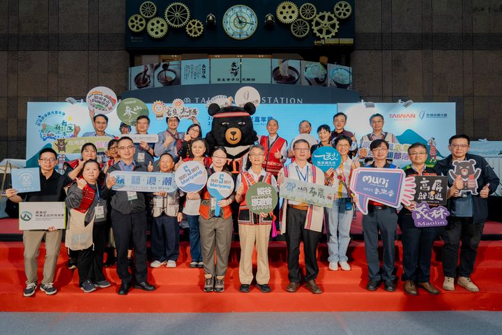 「2025台灣部落觀光嘉年華」於臺北車站一樓多功能展演區盛大開幕。　圖：交通部觀光署／提供