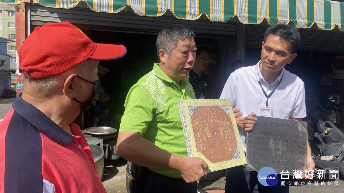 永安宮主委李益盛與地政所公私協力埋設鯉魚圖根點。