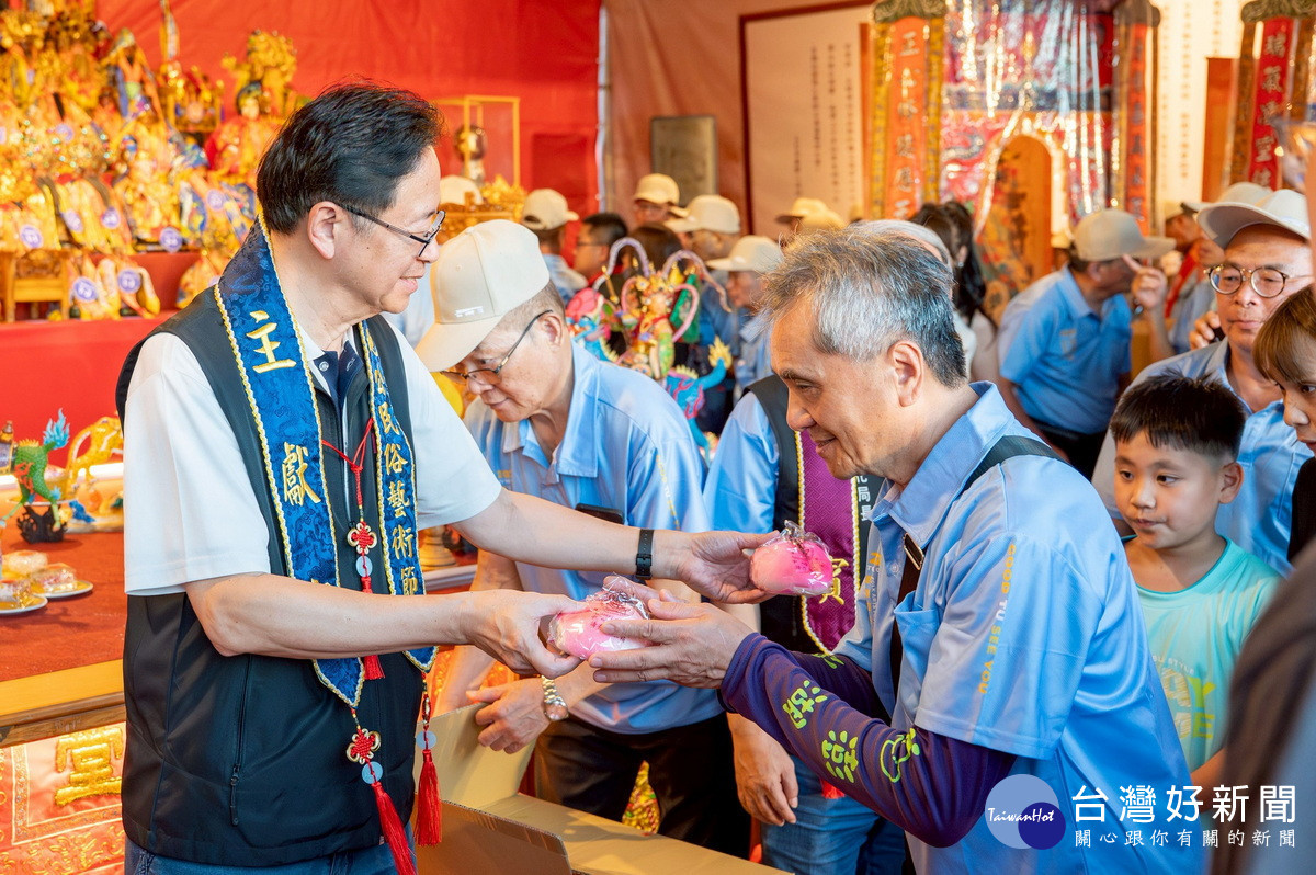 桃園市長張善政送福給參與土公藝術節的市民。<br /><br /> 