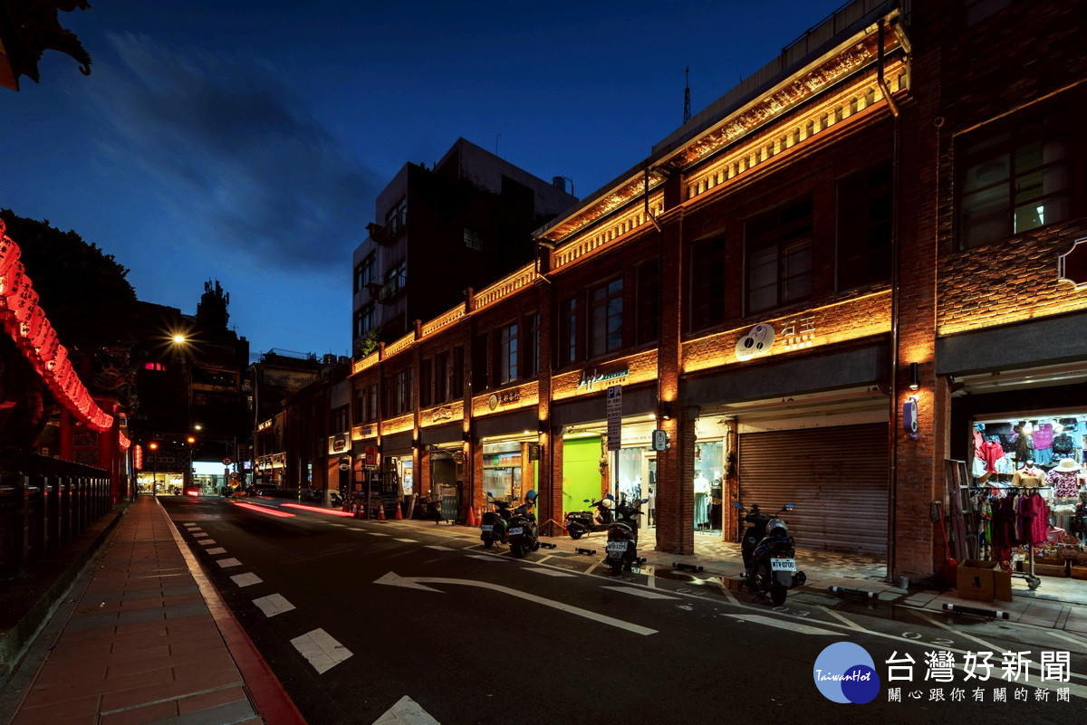 桃園景福宮兩側店家立面修復完工夜景(從中正路往博愛路)。<br /><br />