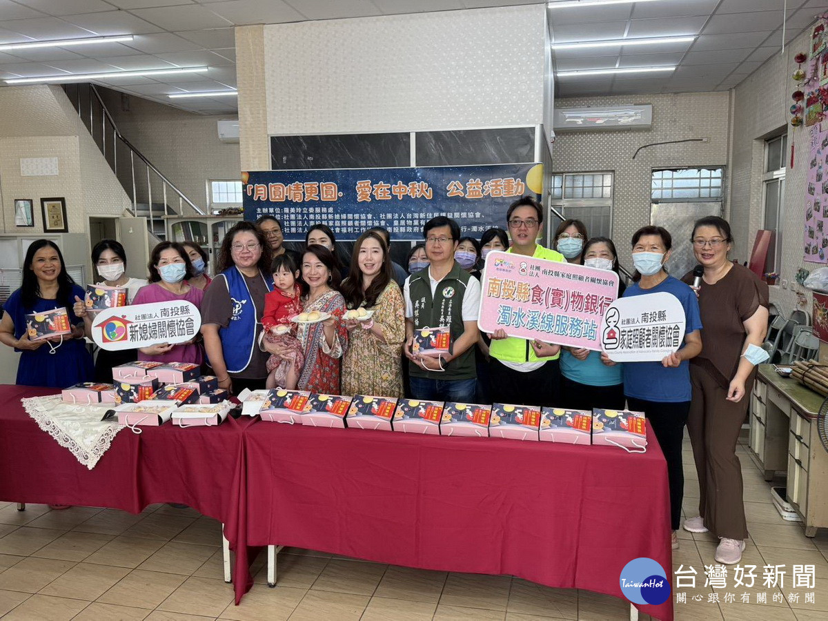 新住民與社區居民手作月餅做公益。（新媳婦關懷協會提供）