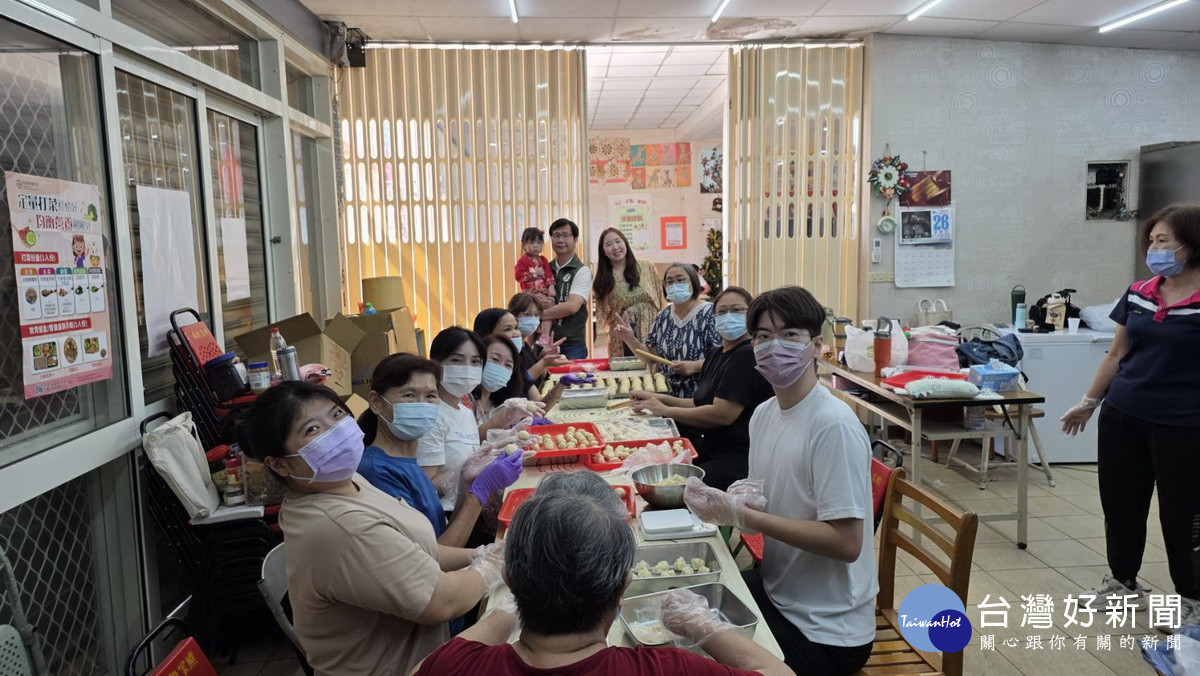 新住民與社區居民手作月餅做公益。(新媳婦關懷協會提供)