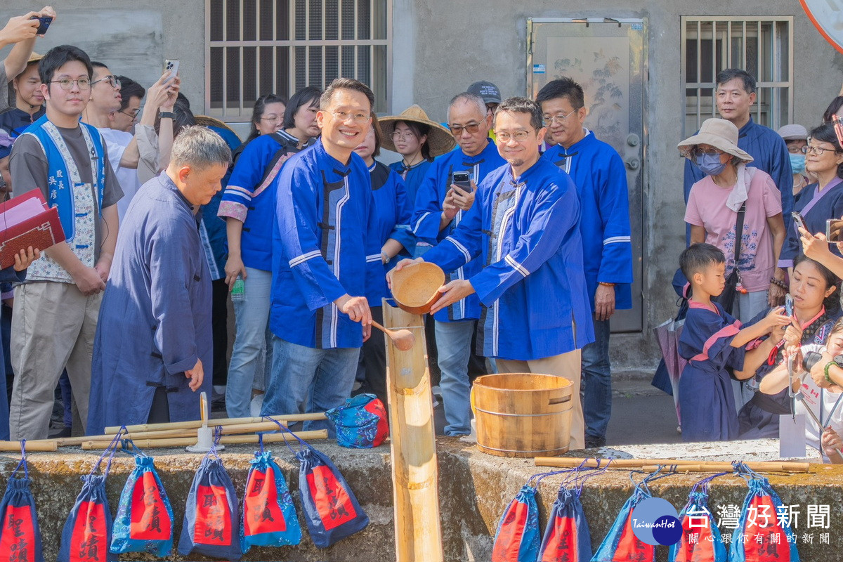桃園市副市長蘇俊賓於龍潭送聖蹟祭典中將字紙灰送入流水中。<br /><br />