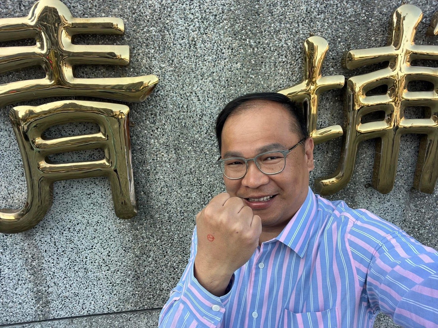 王義川去年反跟拍,發現一個跟監集團,黃國昌被暗指是指揮狗仔的首領,王義川預告,接下來會進一步揭發偷拍集團的內幕。翻攝王義川臉書