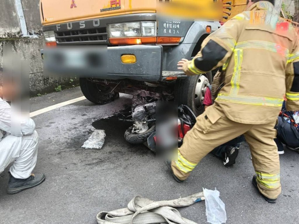 台南20歲騎士過彎失控!衝對向吊車輪下…冒火光 現場畫面曝