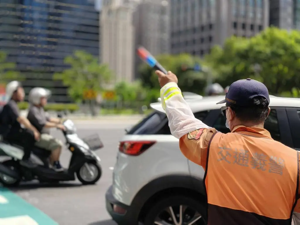 百貨商圈人車潮來襲-台中警方:佔車道排隊將連續開罰