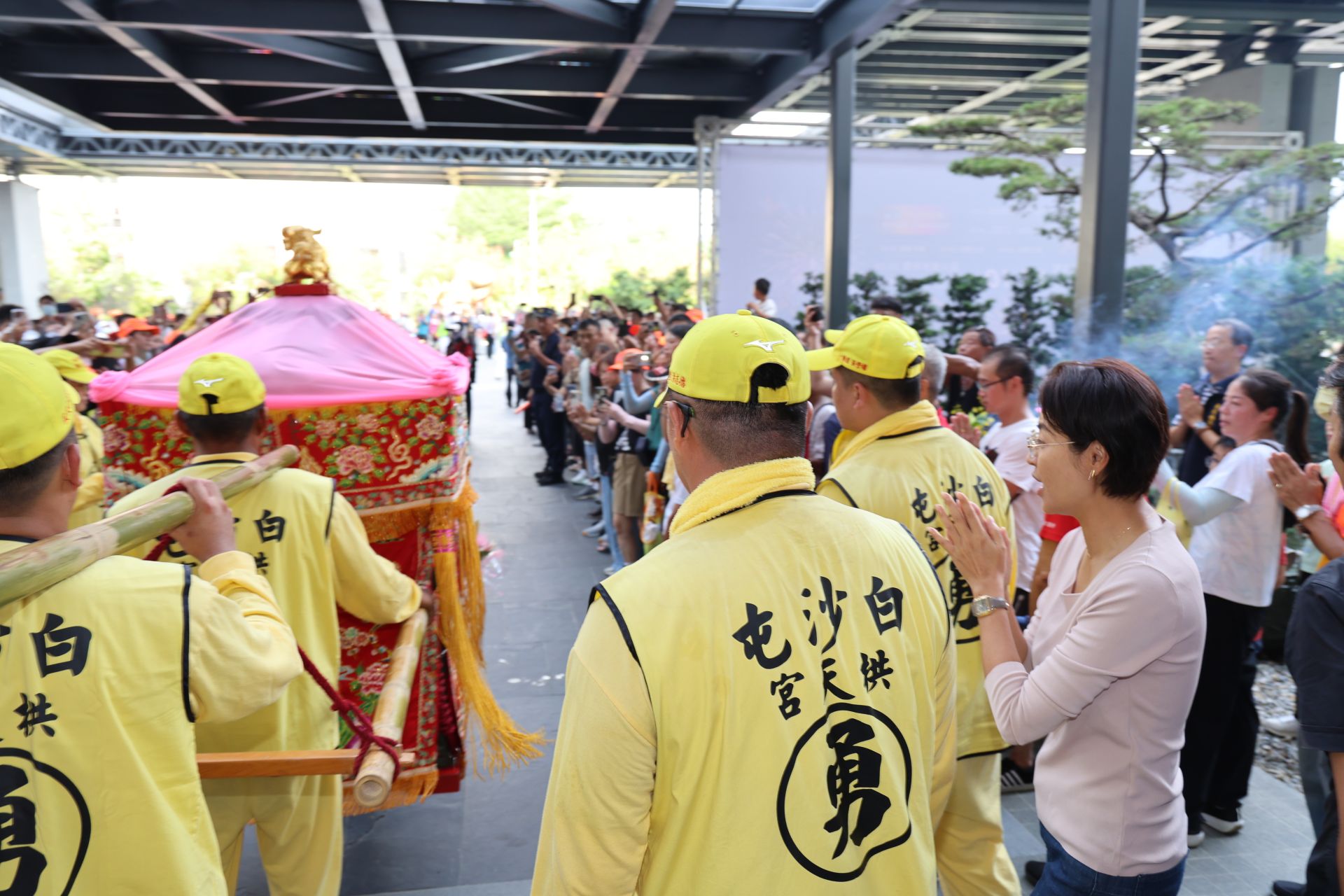 白沙屯媽祖粉紅超跑首入南投縣府 三神贊境祈福花蓮災民縣政平安