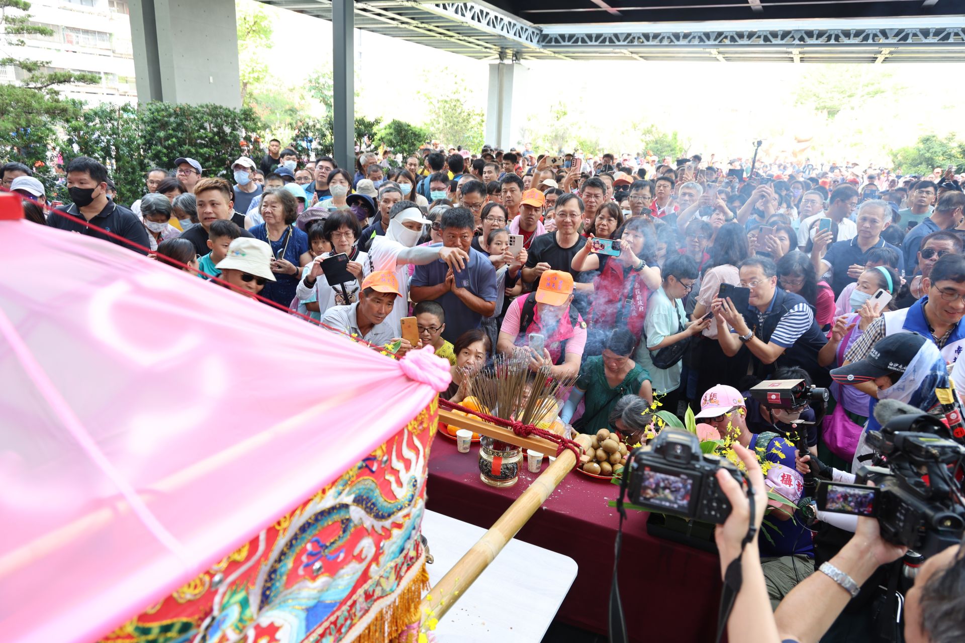 白沙屯媽祖粉紅超跑首入南投縣府 三神贊境祈福花蓮災民縣政平安