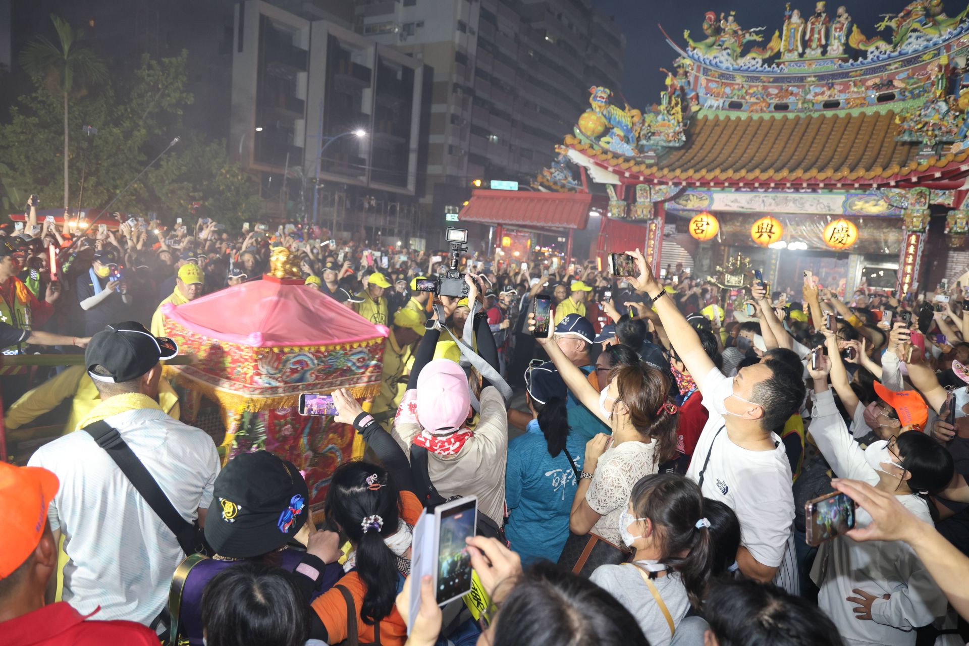白沙屯媽祖粉紅超跑首入南投縣府 三神贊境祈福花蓮災民縣政平安