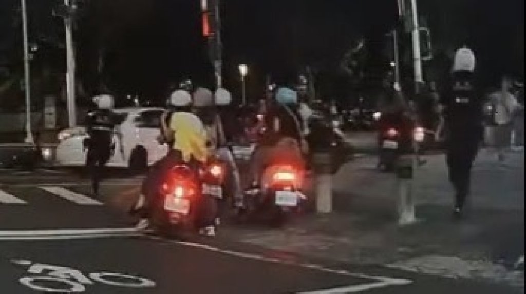影／高雄新崛江槍響！「警開9槍」震撼畫面曝-大批機車騎士險遭波及
