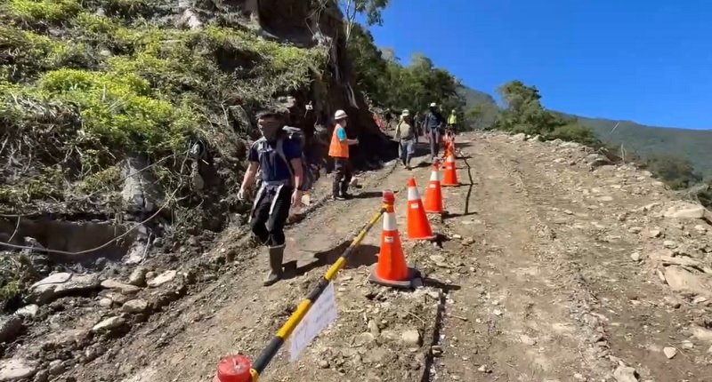 橫公路今日下午3時開放車輛西出（往高雄）及人行東出（往台東）通行接駁