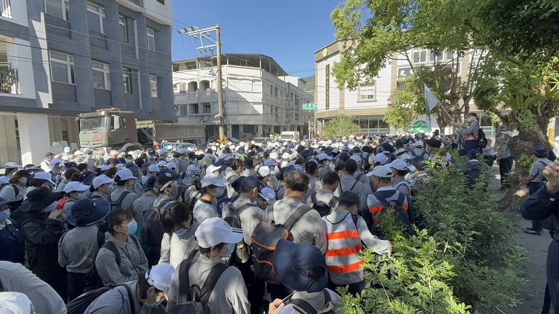 可能是 1 人和人群的圖像